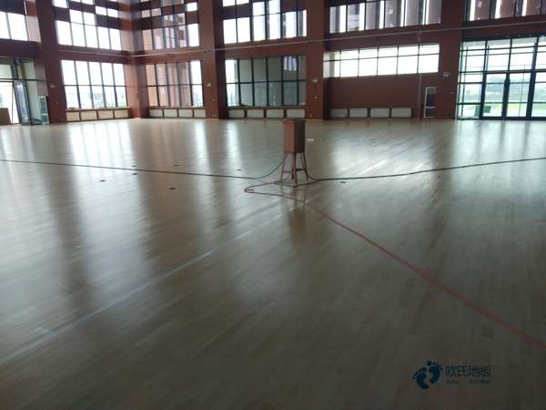 单龙骨篮球运动木地板如何保洁1