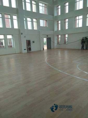 校园篮球场地地板施工团队1