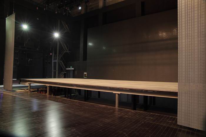 学校松木舞台运动场馆地板施工步骤1